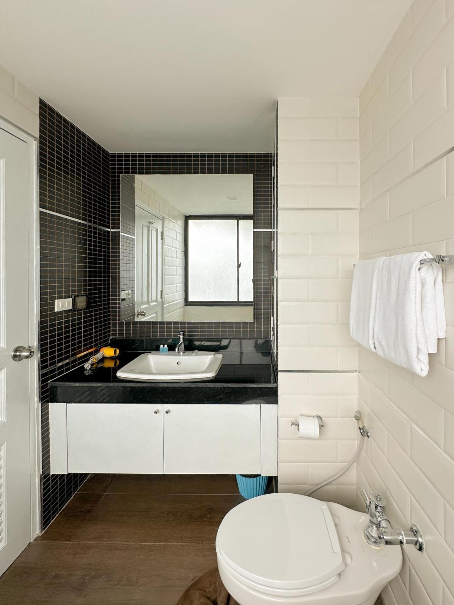 Apartamento Nantiruj Tower - นันทิรุจ ทาวเวอร์ เซอร์วิสอพาร์ทเม้นท์ สุขุมวิท ซอย 8 Bangkok Habitación foto