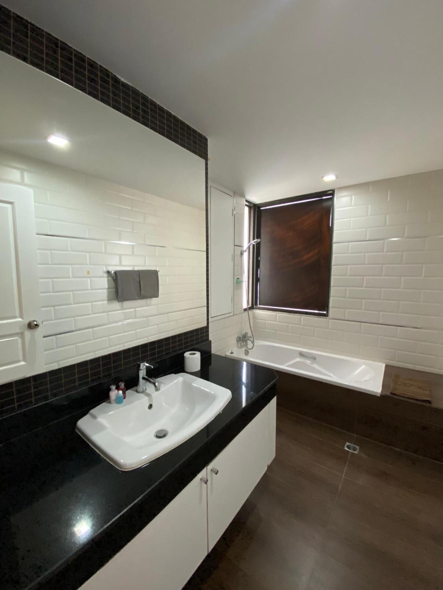 Apartamento Nantiruj Tower - นันทิรุจ ทาวเวอร์ เซอร์วิสอพาร์ทเม้นท์ สุขุมวิท ซอย 8 Bangkok Habitación foto